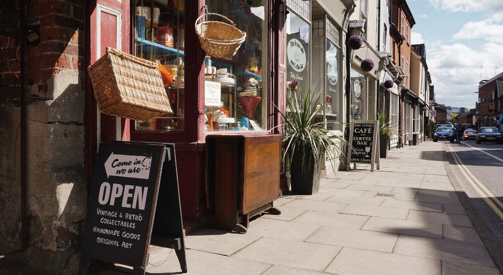 Anfield Liverpool café with flats above – semi-commercial property